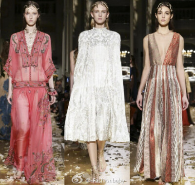 Valentino Haute Couture S/S 2016。以非洲作为灵感，仙女们赤足而行。刺绣、薄纱、充满异域色彩的图腾、皱褶面料，一众仙子演绎得浪漫唯美。