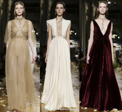 Valentino Haute Couture S/S 2016。以非洲作为灵感，仙女们赤足而行。刺绣、薄纱、充满异域色彩的图腾、皱褶面料，一众仙子演绎得浪漫唯美。