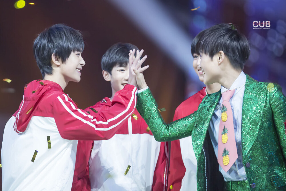 151231芒果跨年舞台上跟李宇春前辈击掌的@TFBOYS-易烊千玺 笑容超级纯真好看