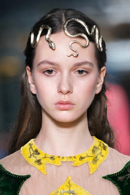 Valentino Haute Couture S/S 2016，仙子们看似随意的编发以及缠绕的金蛇头饰都是粗体的美～～～