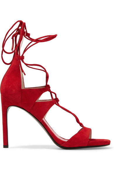 Stuart Weitzman 这款 “Legwrap” 凉鞋“为罗马凉鞋赋予了华美的现代气息”。它选用红色绒面革精心制成，9 厘米高跟与鞋底形成弧形斜角，确保穿着舒适，并可保持双足处于最自然的角度。不妨用它为心爱的派对连衣裙造型增添时髦魅力。