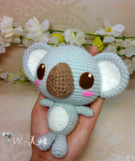 造的第一个动物，看着挺容易的，可我却做了几天。 是朋友定制的，按照她们公司的logo（一个考拉熊）做的缩小版，捧在手里还蛮喜欢的。 线线用的是@幻想王国 家的贝碧嘉亚克力线 ，很轻，摸起来手感非常好。