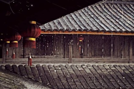 倚楼听风雨，淡看江湖路。