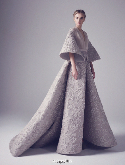 Ashi Studio S/S 2016 Haute Couture｜来自黎巴嫩的造梦大师Mohammed Ashi，将雕塑手法和建筑构架融入高定时装中，精巧的工艺纯净的色彩，使得同样美好的艺术作品却有着区别其他家截然不同的复杂廓形结构，以及大气非凡的皇族气场～