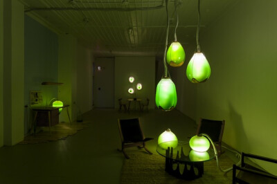 这间屋子里的灯具看上去很有魔力，幽幽的绿光好想女巫调制的毒液。其实这些器皿中的绿色液体是一种微型藻类生物。装置名为Living Things ，由建筑师Jacob Douenias与产品设计师Ethan Frier联合设计。这组作品的目的…