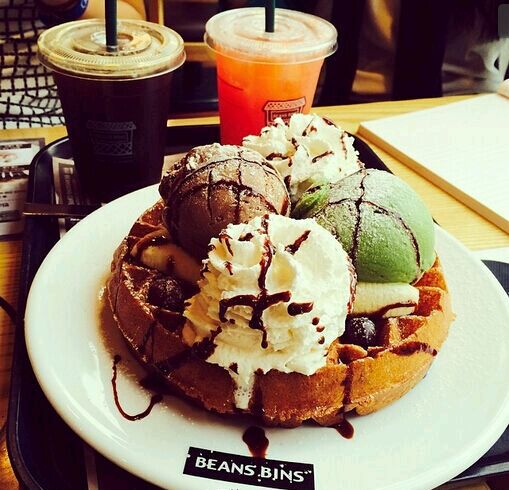 甜品在中国有悠久的历史。据《诗经》载：“二之日凿冰冲冲，三之日纳于凌阴。”[2] 说明远。在三千年前的商代，人们就在隆冬季节把冰块储藏起来供夏日用。二之日、三之日即相当于农历十二月，凿冰之声咚咚，正月时藏冰于冰库。据《元和县志》载，“古时姑苏葑门外曾有座大冰库，内设窖24座，以按二十四节气。每遇严寒，戽水蓄于荡田，冰既坚，贮之于窖，盛夏需以护鱼鲜，并以涤暑。”