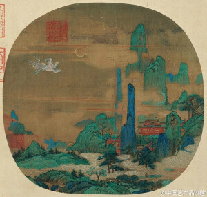 【 南宋 赵伯驹 《仙山楼阁图》 】纨扇，绢本设色，26×27cm，辽宁博物馆藏。 此图青绿重彩画楼阁、奇峰、云树、仙人跨鹤。山石空勾填色，线条工细。画面明丽润泽，给人清新之感。清代梁清标题签定为赵伯驹之作，但从画面的画法用笔和构图立意来看，却不似赵氏风格，应是民间画师的作品。