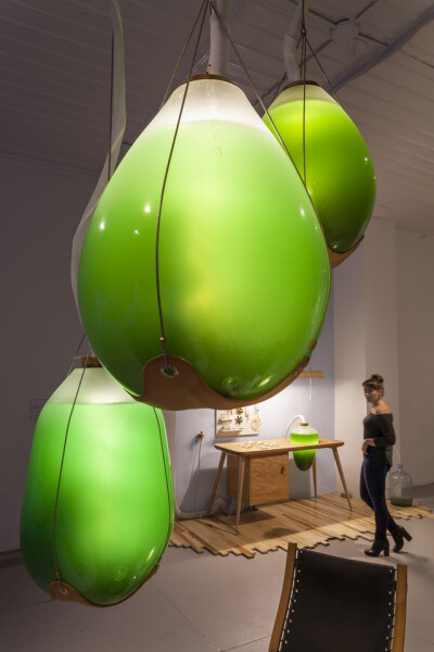 【生命之光】这间屋子里的灯具看上去很有魔力，幽幽的绿光好想女巫调制的毒液。其实这些器皿中的绿色液体是一种微型藻类生物。装置名为Living Things ，由建筑师Jacob Douenias与产品设计师Ethan Frier联合设计。这…