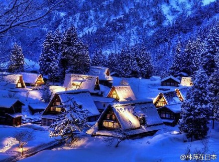  【世界遗产：富山县五箇山合掌村落】大家都知道白川乡，但实际上1995年与白川乡一起被登陆为世界遗产的，还有富山县的五箇山合掌村落，相对于都是外国游客的白川乡，这里像养在深闺里的小清新，这里还有原住民，可预约民宿，每周末晚上点灯，特别是冬天下雪时，简直是童话世界。 2日本