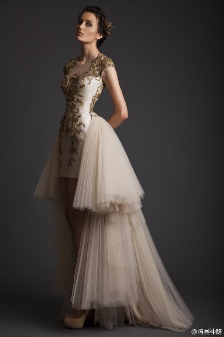 【婚纱】Krikor Jabotian 2014春夏婚纱通过奢华的刺绣以及对轻盈飘逸面料的剪裁处理，设计师打造了一件件优雅的婚纱艺术品