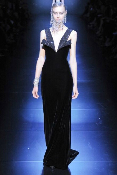 Armani Privé Haute Couture FW 2012｜繁星璀璨，万籁俱寂，我流下的泪化作你裙角的钻石……那一帘水晶面纱真是美极了！