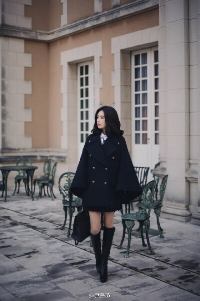 이번 시즌 C레이블의 컬렉션 케이프 그레이와 네이비로 선보여진 디자인 Oonly Milkcocoa.900-C's navy cape coat