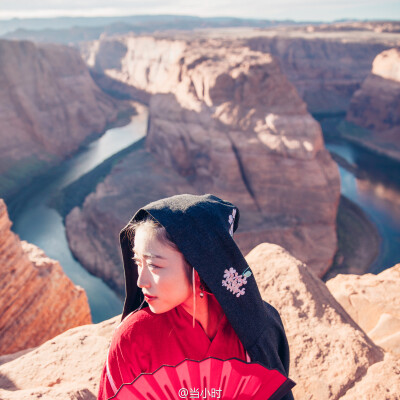 【汉服】#带着汉服去旅行# 我喜欢情深意切的风景，就像喜欢不爱说话的人。拍摄地／Horseshoe Bend 斗篷／@槐序赋 摄影／@当小时