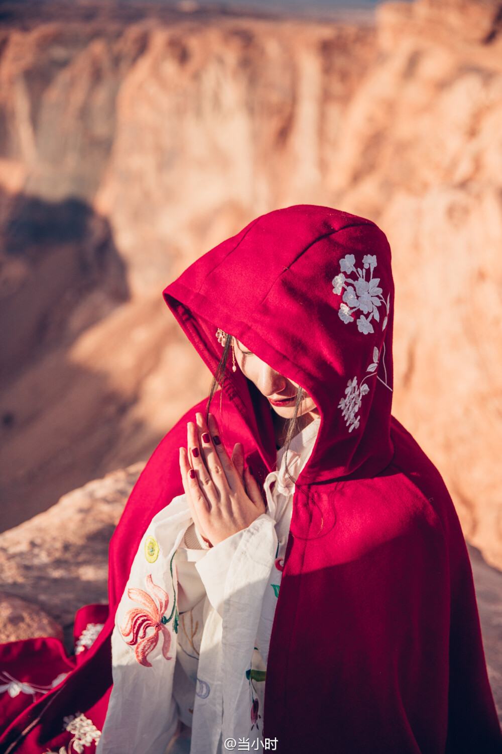 【汉服】#带着汉服去旅行# 我喜欢情深意切的风景，就像喜欢不爱说话的人。拍摄地／Horseshoe Bend 斗篷／@槐序赋 摄影／@当小时