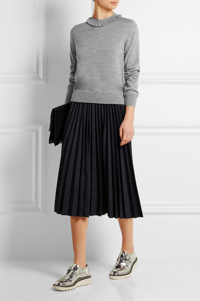 品牌 Comme des Garçons GIRL 堪称柔美风必备单品的完美代言。这件浅灰色毛衣选用精纺羊毛于日本制作而成，细腻的针织手法带来柔软的触感，令人爱不释手。荷叶边领口则将优雅风范全面升级。百搭的款式可轻松驾驭从牛…
