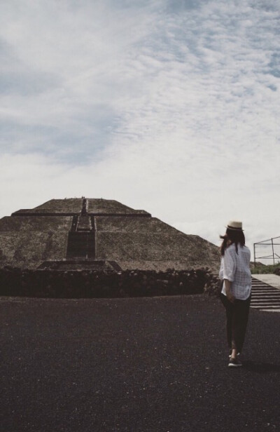 忘了在哪儿看到的一句话：我们都到生活里去了，生活里人口众多。Photographers were taken in Mexico