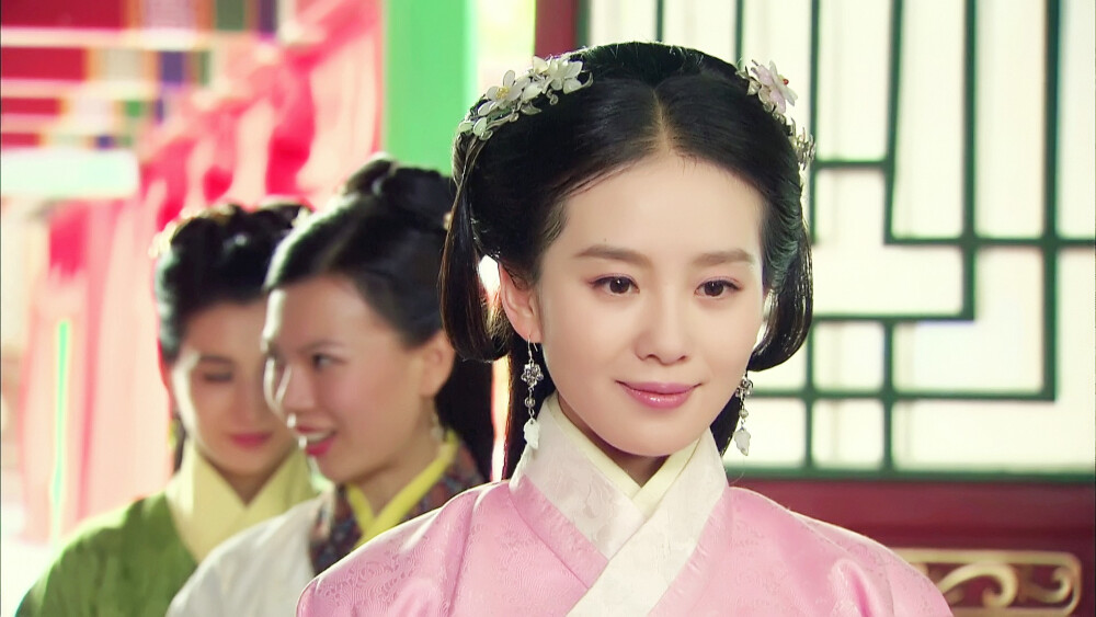 刘诗诗《女医明妃传》 【谈允贤】她从小偷偷随祖母学习中医知识，悬壶济世，得到老百姓的赞扬和支持，更凭借着对于医学的痴迷，克服重重困难，在医学上广收博采、兼收并蓄、自成一派，开创并建立了女医制度。从救人身体到救人灵魂，再由救人到救国，传播弘扬了祖国医学文化，最终成为了一代女国医。by慕斯工作室