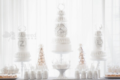 美的让你心跳加速的纯白色婚礼甜品台！纯白是非常适合冬季婚礼的色彩，应时应景，且其圣洁干净的气质也是其他色彩没有的。