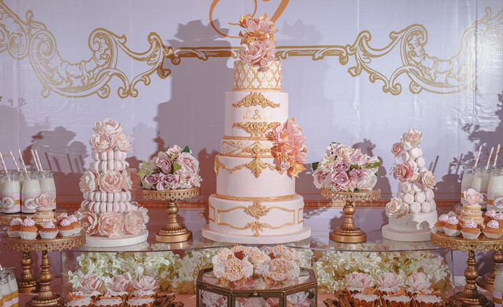 粉金主题婚礼甜品台，处处彰显细节。栩栩如生的糖花，恰到好处的布置，让你体验公真真的公主梦。