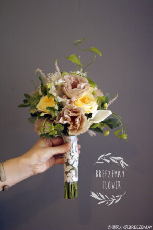  去年做的黄色系新娘手捧，和我认为很搭的复古婚纱。喜欢复古风，旧物件沾染了许多人情味，比光鲜亮丽整整齐齐的新东西多一份亲近感。复古婚纱非常不适合国情，不过拍婚纱照的时候可以考虑～婚纱按顺序是#annacampbell, #thewhitegallery, #rembostyling #vintageweddingdress##breezemayflower#