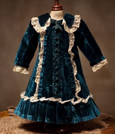 19世纪，法国古董娃娃的小洋装