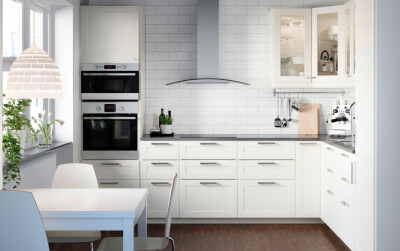 全白风格 METOD 米多 厨房，带米白色前板和玻璃柜门、KLARLUFT 克拉鲁 抽油烟机和 RAFFINERAD 拉芬拉德 烤箱