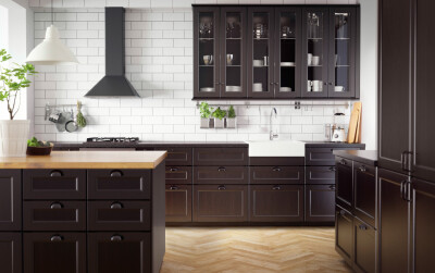 传统深色厨房，带黑色实木台面和传统风格厨具