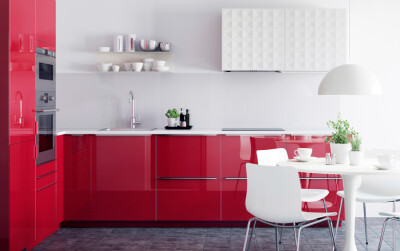 红色厨房，配有 METOD 米多 红色高光泽前板、HERRESTAD 白色门和 RUTINERAD 不锈钢烤箱