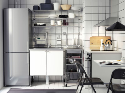 现代风格白色不锈钢厨房，带 HÄGGEBY 哈格比 前板和独立式单元
