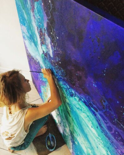 瑞典画家Emma Lindström 用丙烯结合喷漆设计创作出色彩缤纷的画作，浩瀚宇宙璀璨星，简直棒呆了~