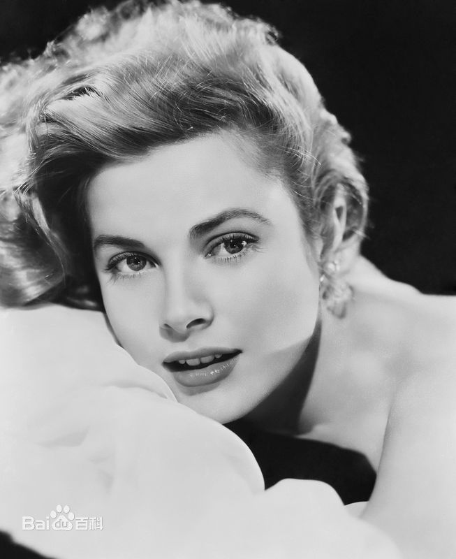 格蕾丝·凯利（Grace Kelly），1929年11月12日出生于费城，美国影视演员。 1949年，格蕾丝毕业于美国戏剧艺术学院。1950年，格蕾丝出演了她的第一部电影《十四小时》。1952年，她作为女主角出演了《正午》。之后，她接连主演了阿尔弗雷德·希区柯克的3部作品：1953年的《电话谋杀案》、1954年的《后窗》以及1955年的《捉贼记》。1955年，她凭借在《乡下姑娘》的表演获得奥斯卡最佳女主角奖。1956年，格蕾丝·凯利与雷尼尔三世结婚，成为摩纳哥王妃。