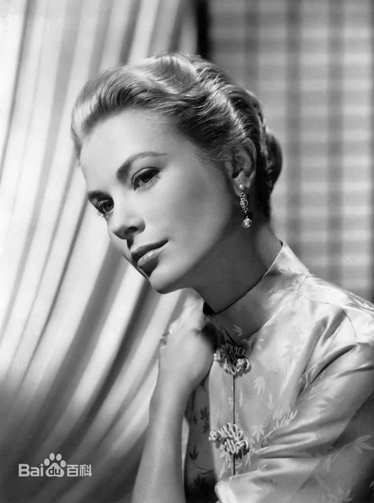 格蕾丝·凯利（Grace Kelly），1929年11月12日出生于费城，美国影视演员。 1949年，格蕾丝毕业于美国戏剧艺术学院。1950年，格蕾丝出演了她的第一部电影《十四小时》。1952年，她作为女主角出演了《正午》。之后，她接连主演了阿尔弗雷德·希区柯克的3部作品：1953年的《电话谋杀案》、1954年的《后窗》以及1955年的《捉贼记》。1955年，她凭借在《乡下姑娘》的表演获得奥斯卡最佳女主角奖。1956年，格蕾丝·凯利与雷尼尔三世结婚，成为摩纳哥王妃。