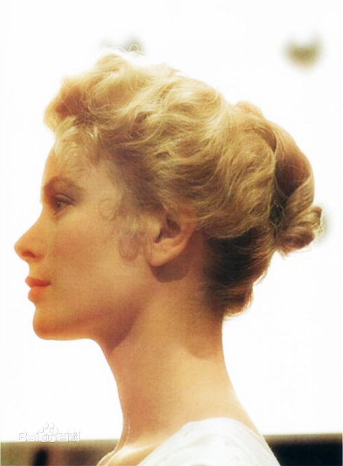 格蕾丝·凯利（Grace Kelly），1929年11月12日出生于费城，美国影视演员。 1949年，格蕾丝毕业于美国戏剧艺术学院。1950年，格蕾丝出演了她的第一部电影《十四小时》。1952年，她作为女主角出演了《正午》。之后，她接连主演了阿尔弗雷德·希区柯克的3部作品：1953年的《电话谋杀案》、1954年的《后窗》以及1955年的《捉贼记》。1955年，她凭借在《乡下姑娘》的表演获得奥斯卡最佳女主角奖。1956年，格蕾丝·凯利与雷尼尔三世结婚，成为摩纳哥王妃。