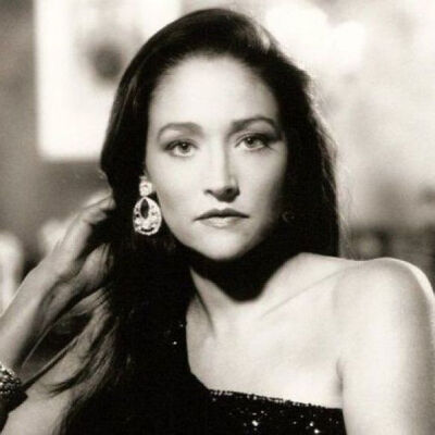 奥利维亚·赫西（Olivia Hussey），1951年4月17日出生于阿根廷首都布宜诺斯艾利斯，好莱坞的传奇明星。因兼备东方和西方之美，堪称明星中的明星。Olivia Hussey在很多国家的美女明星中，都备受关注和模仿。因为一些女…