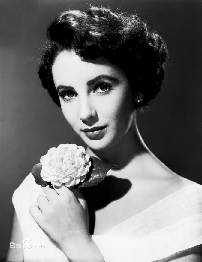 伊丽莎白·泰勒（Elizabeth Taylor，1932年2月27日—2011年3月23日），出生于英国伦敦，美国影视演员。 1942年，九岁的伊丽莎白出演了自己的第一部电影喜剧片《There's One Born Every Minute》[1]  。1943年，泰勒与米高梅签约。1944年，12岁的她主演了《玉女神驹》[1]  。1949年，伊丽莎白·泰勒作为女主角与蒙哥马利·克利夫特联袂主演了电影《郎心如铁》[2]  。1956年主演《岳父大人》[3]  。从1957年至1959年，她以《战国佳人》、《朱门巧妇》及《夏日惊魂》三度获得奥斯卡提名。1961年，她凭借在《青楼艳妓》中的表演