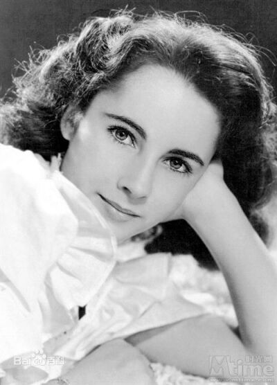 伊丽莎白·泰勒（Elizabeth Taylor，1932年2月27日—2011年3月23日），出生于英国伦敦，美国影视演员。 1942年，九岁的伊丽莎白出演了自己的第一部电影喜剧片《There's One Born Every Minute》[1]  。1943年，泰勒与…