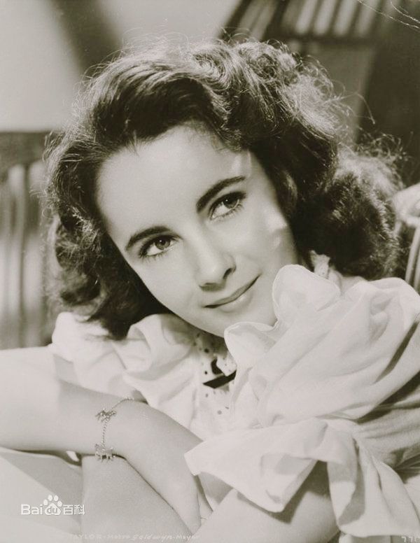 伊丽莎白·泰勒（Elizabeth Taylor，1932年2月27日—2011年3月23日），出生于英国伦敦，美国影视演员。 1942年，九岁的伊丽莎白出演了自己的第一部电影喜剧片《There's One Born Every Minute》[1]  。1943年，泰勒与米高梅签约。1944年，12岁的她主演了《玉女神驹》[1]  。1949年，伊丽莎白·泰勒作为女主角与蒙哥马利·克利夫特联袂主演了电影《郎心如铁》[2]  。1956年主演《岳父大人》[3]  。从1957年至1959年，她以《战国佳人》、《朱门巧妇》及《夏日惊魂》三度获得奥斯卡提名。1961年，她凭借在《青楼艳妓》中的表演