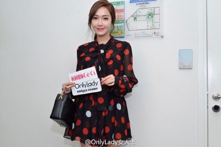 Jessica郑秀妍探访Lancel巴黎总部Showroom，并为我们评测了两块手袋，还有独家给到我们的签名卡～转发OnlyLady巴黎时装周期间任何一条微博都有可能获赠签名卡哦～