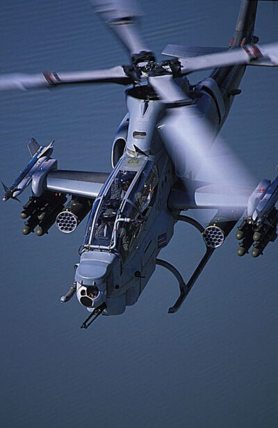 AH-1Z Viper of the USMC demonstrating a full anti-personnel, anti-tank and anti-aircraft loadout: