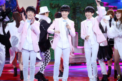 #TFBOYS# 街角略过猫的尾巴，漫步墙边听你们悄悄说真心话，夏天的西瓜，送出的娃娃，还有未来的树荫下，时间胶囊里藏着描绘梦的图画。实现了吗？记忆中的小小少年，长大了呀。@TFBOYS组合 @TFBOYS-王俊凯 @TFBOYS-王…