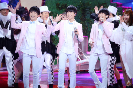 #TFBOYS# 街角略过猫的尾巴，漫步墙边听你们悄悄说真心话，夏天的西瓜，送出的娃娃，还有未来的树荫下，时间胶囊里藏着描绘梦的图画。实现了吗？记忆中的小小少年，长大了呀。@TFBOYS组合 @TFBOYS-王俊凯 @TFBOYS-王源 @TFBOYS-易烊千玺 O微博搜索 - TFBOYS组合 - 微博