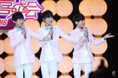 #TFBOYS# 他趴在课桌上睡觉，头发到处乱翘，口水流过嘴角——嘘，把他的课本偷偷藏进墙角，又说是兄弟义气陪着乱找，被拆穿了就在走廊上追着跑。真好啊，我们的年少，有放肆的嬉闹，和开怀大笑。@TFBOYS组合 @TFBOYS…