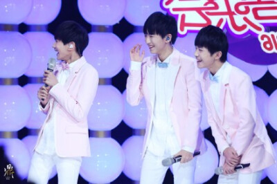 #TFBOYS# 他趴在课桌上睡觉，头发到处乱翘，口水流过嘴角——嘘，把他的课本偷偷藏进墙角，又说是兄弟义气陪着乱找，被拆穿了就在走廊上追着跑。真好啊，我们的年少，有放肆的嬉闹，和开怀大笑。@TFBOYS组合 @TFBOYS…