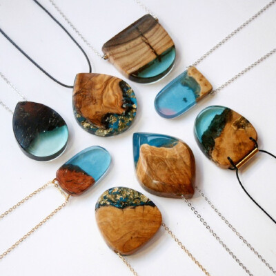 木材与树脂结合制作的美妙饰品。来自墨尔本珠宝设计师 Britta Boeckmann （etsy.com/shop/BoldB）【相关推荐：O尖峰视界】