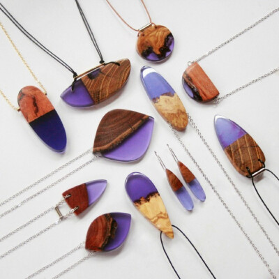 木材与树脂结合制作的美妙饰品。来自墨尔本珠宝设计师 Britta Boeckmann （etsy.com/shop/BoldB）【相关推荐：O尖峰视界】