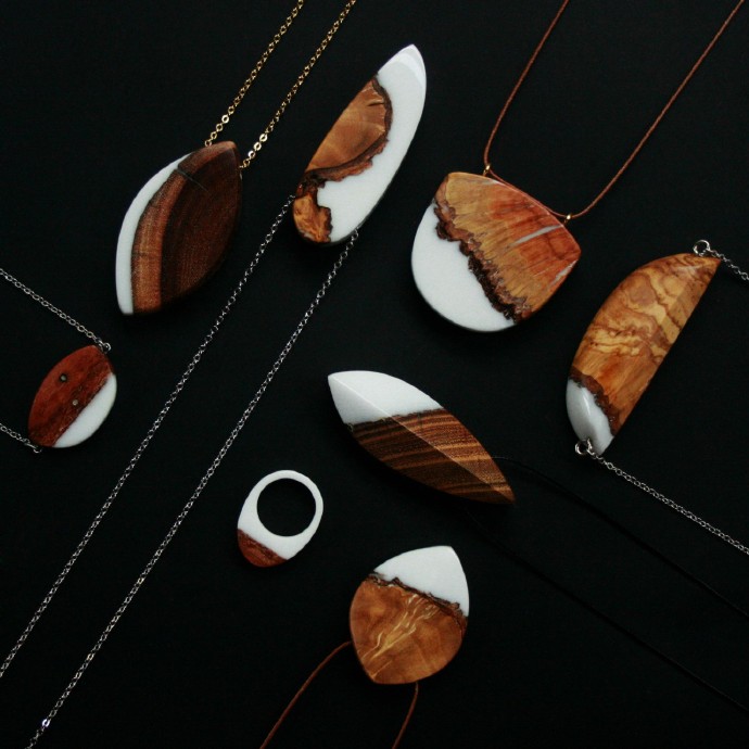 木材与树脂结合制作的美妙饰品。来自墨尔本珠宝设计师 Britta Boeckmann （etsy.com/shop/BoldB）【相关推荐：O尖峰视界】
