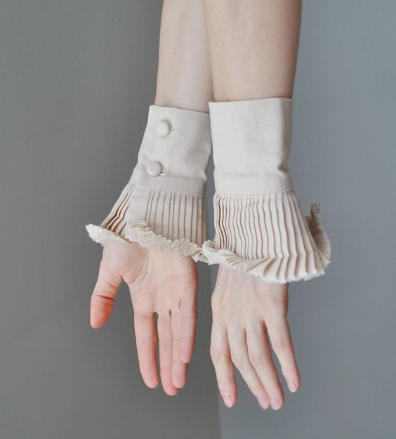 Ruffle detail cuffs: