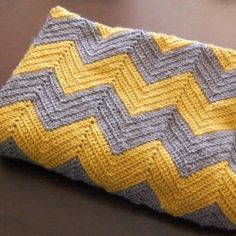 A really easy, but gorgeous DIY crochet blanket, even a first time crocheter could make it