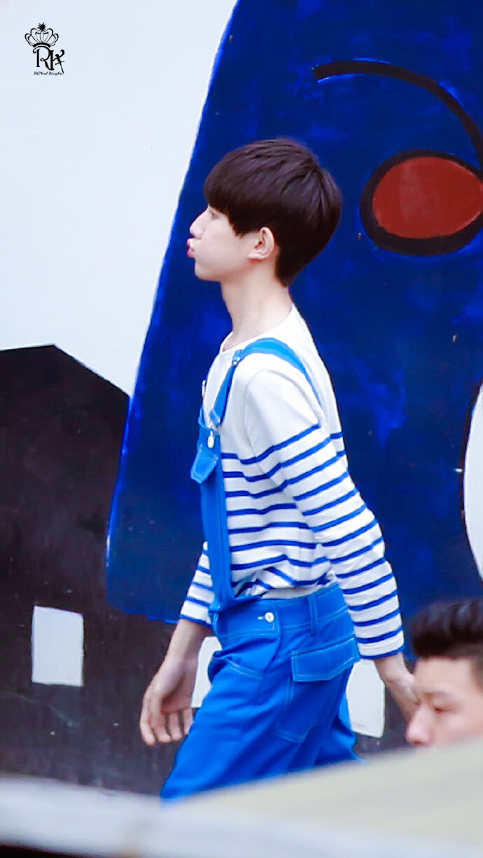 王源##tfboys王源# roy12岁背着小书包被兔子仙人带进了森林,一乃四