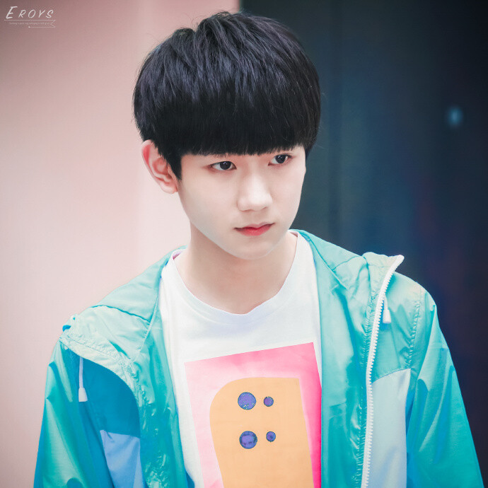 #王源#@TFBOYS-王源 手心闪闪拧一把甘甜，滴答滴答初夏的水汽，入口鲜甜，汁水丰盈，是水蜜桃的滋味。